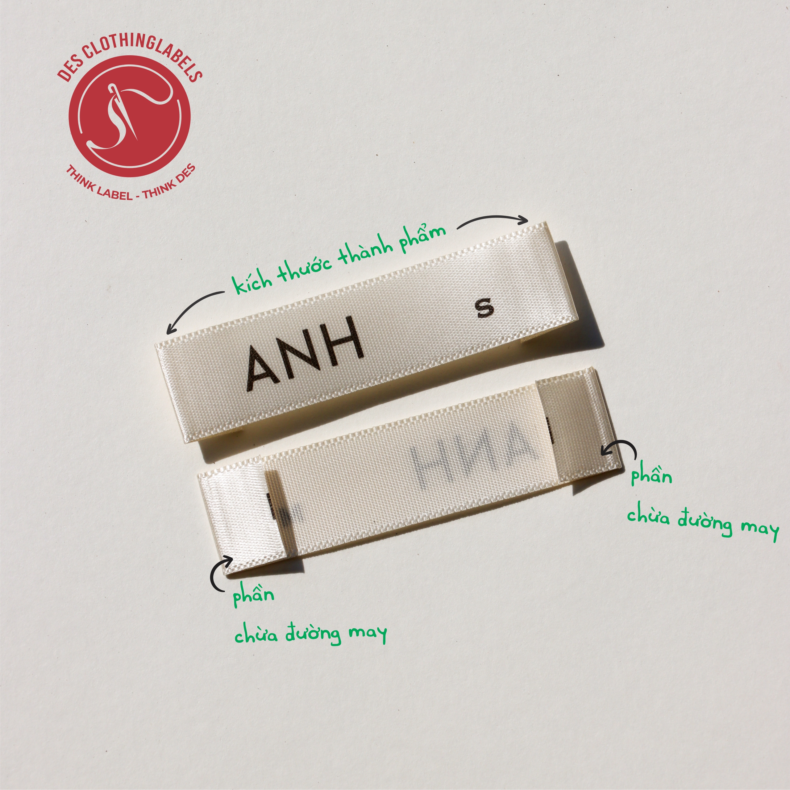 Kích thước thành phẩm tiêu chuẩn của nhãn in sẽ bao gồm kích thước thông tin được hiển thị và phần chừa đường may