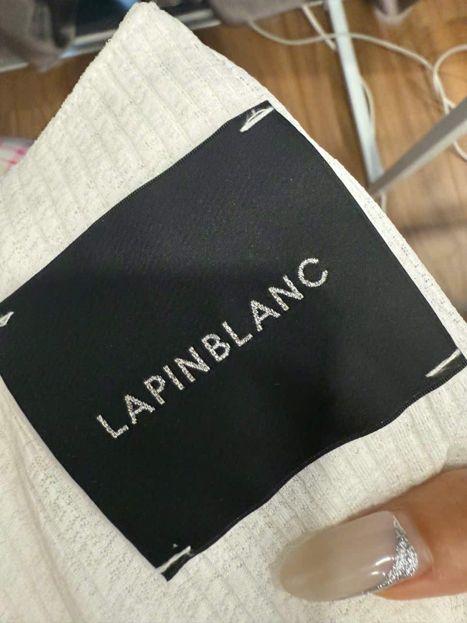 Nhãn mác nên đặt ở vị trí nào trên quần áo?