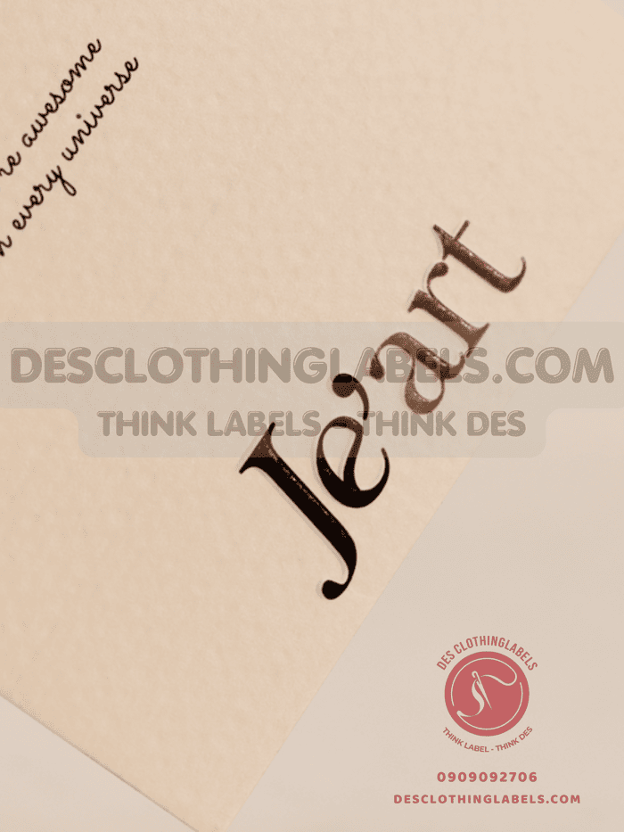 Ép kim giấy mỹ thuật giúp cho sản phẩm tag giấy, name card thêm phần cao cấp, sang trọng